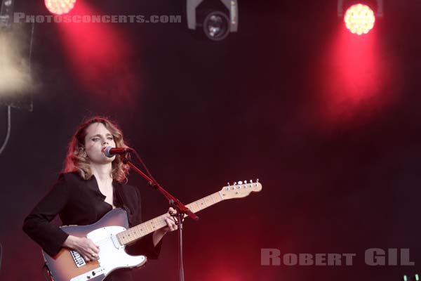 ANNA CALVI - 2014-08-15 - SAINT MALO - Fort de St Pere - 